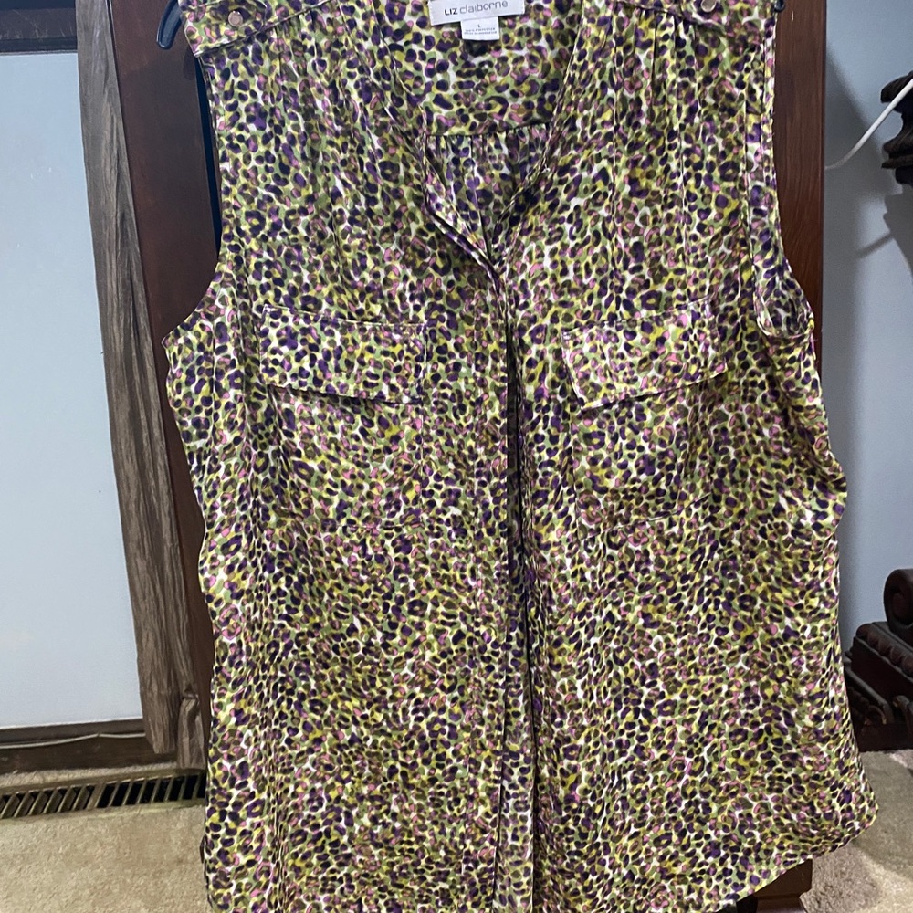 Liz Clairborne sleeveless summer top. Size L. Button up front.